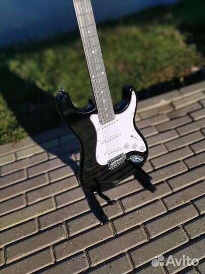 Электрогитара черная
