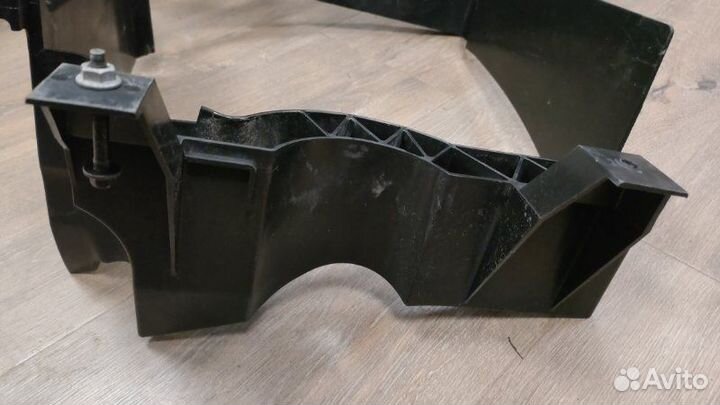 Кронштейн интеркулера правый Land Rover Range