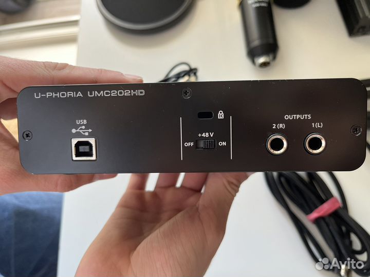 Студийный конденсаторный микрофон