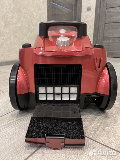 Пылесос Shivaki SVC-1748R Typhoon красный