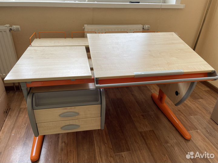 Детский письменный стол и стул