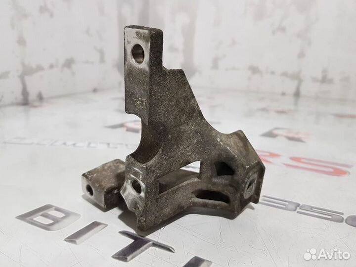 Кронштейн компрессора кондиционера Mitsubishi