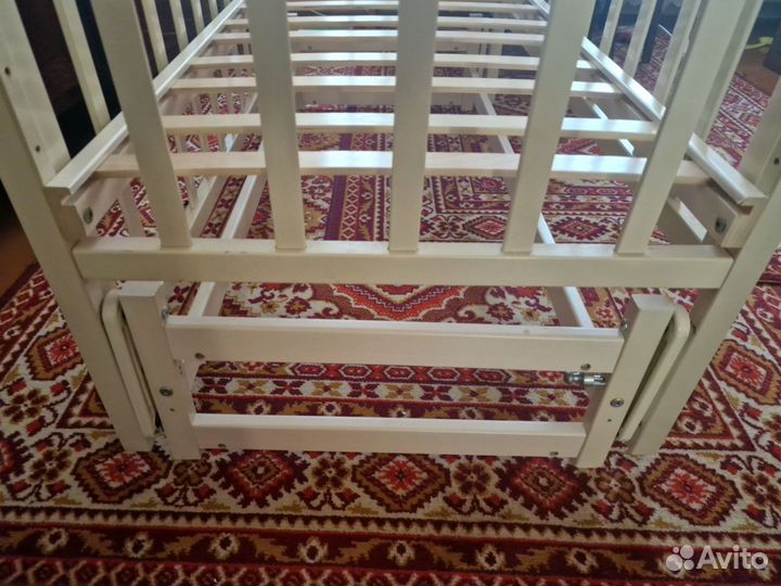 Продам детскую кроватку с маятником