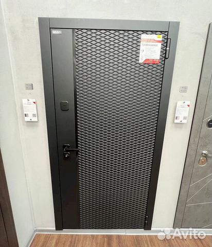 Входная дверь с зеркалом