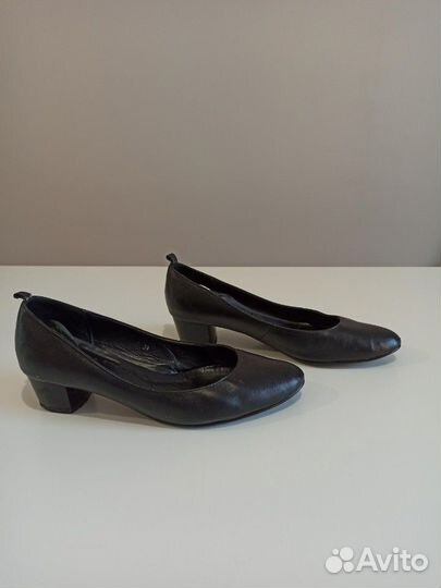 Туфли женские классика на низком каблуке 39 р