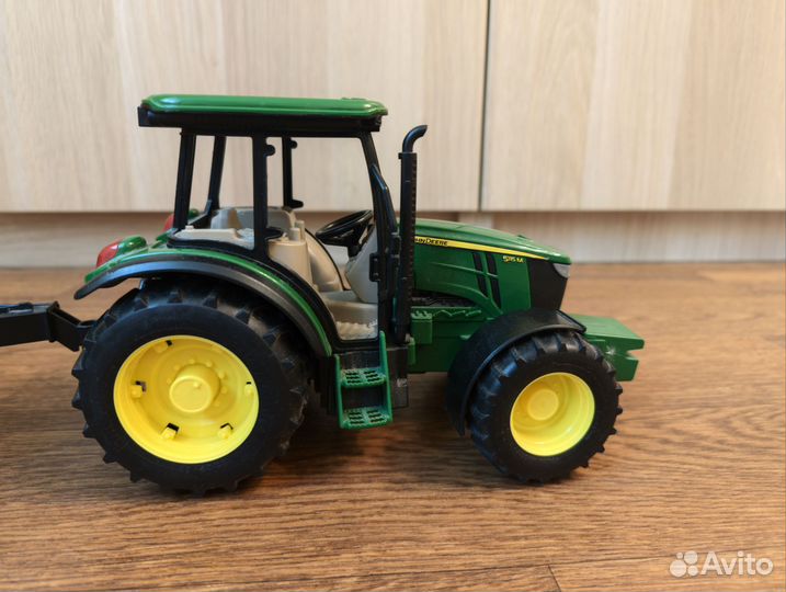 Трактор John Deere 5115M с прицепом Bruder