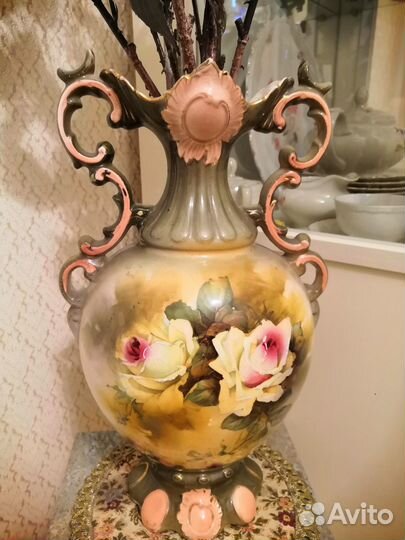 Антикварная ваза с цветами