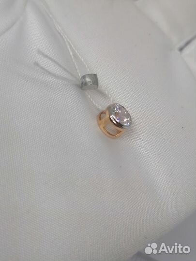 Золотая подвеска с камнем