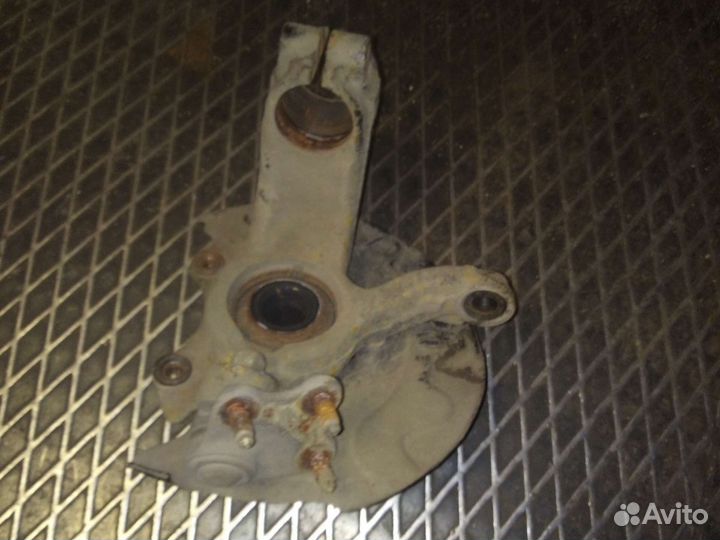 Поворотный кулак правый.skoda rapid