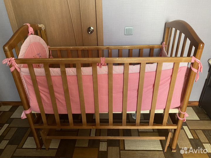 Детская кроватка с маятником