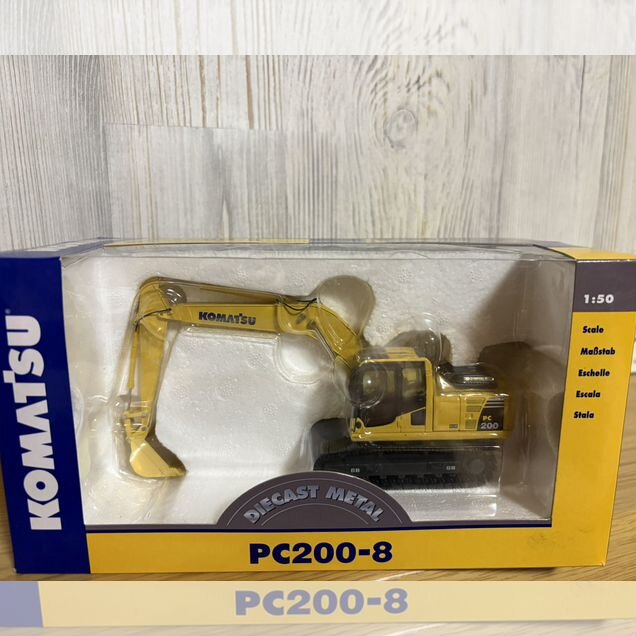 Экскаватор Komatsu PC-200-8 в масштабе 1/50