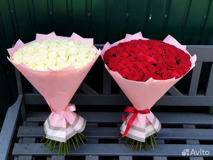 51 роза в розовой упаковке
