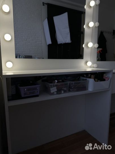 Гримерное зеркало со столом