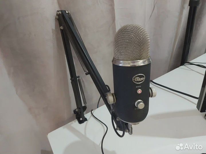 Микрофон Blue Yeti PRO
