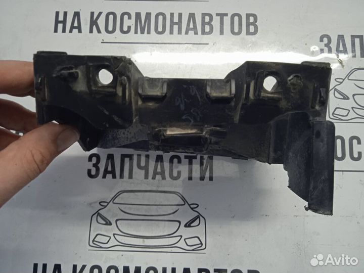 Кронштейн накладки на порог (наружней) volvo XC60