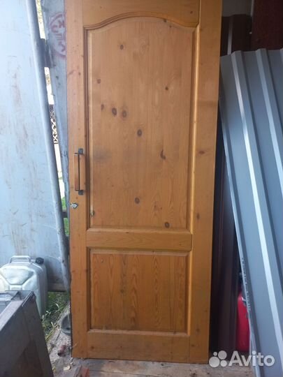 Дверь входная деревянная