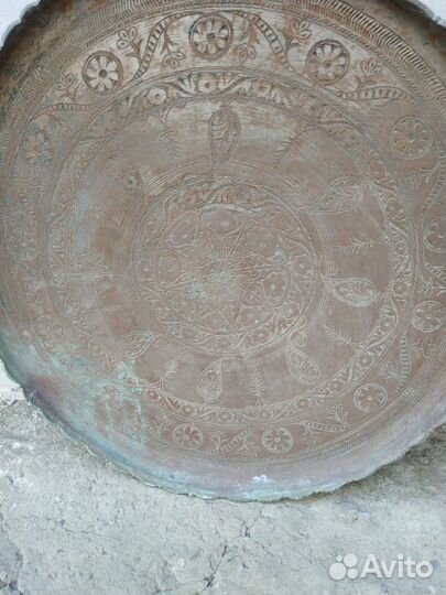 Подносы большие старинные, сито старинные, кувшин