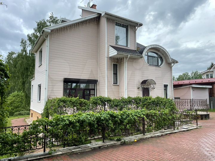 Дом 349,6 м² на участке 12,6 сот.