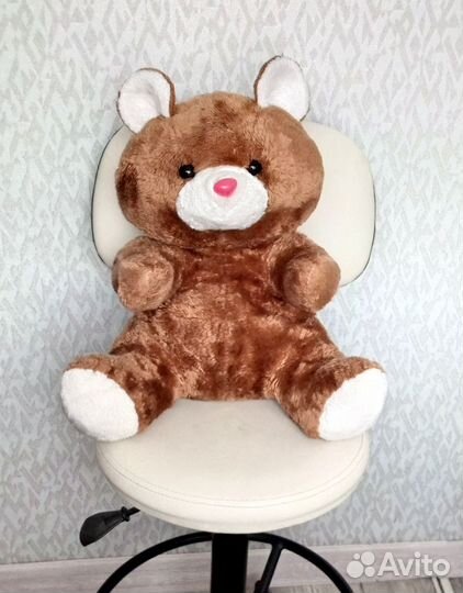 Большой плюшевый медвежонок