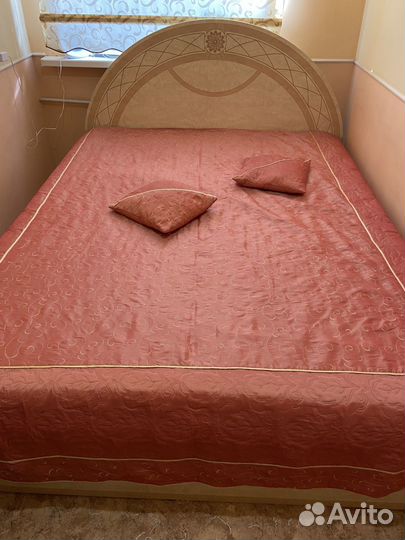 Покрывало и подушки