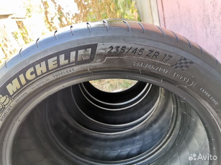 Michelin Pilot Sport 4 235/45 R17 97Y