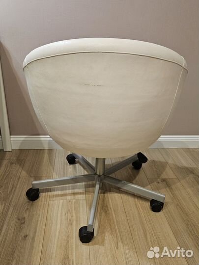 Стулья поворотные на колёсиках, 2 штуки