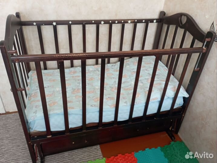 Детская кроватка с маятником, матрасом и ящиком