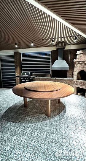 Стол. Мебель для ресторанов