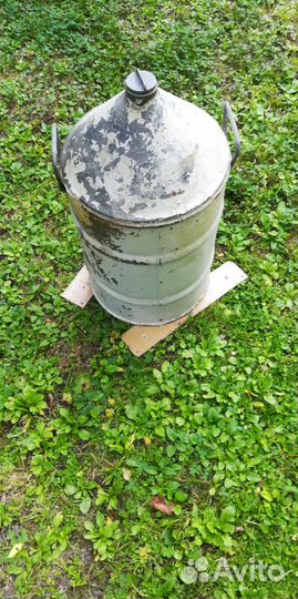 Старинный керосиновый бидон