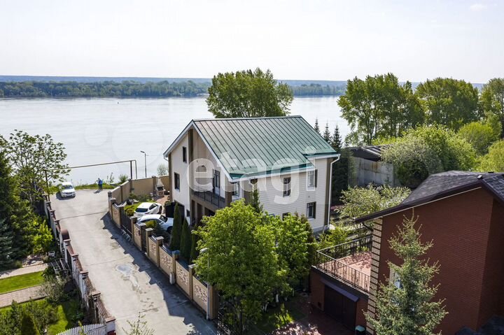 Коттедж 301,2 м² на участке 9 сот.