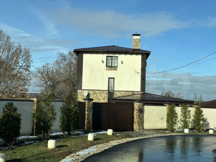 Коттедж 340 м² на участке 20 сот.