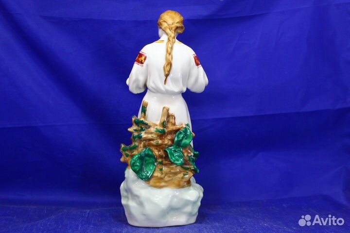 Фарфор статуэтка Украинка Девушка ромашка Гадание