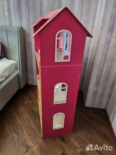 Кукольный домик с мебелью и куклами
