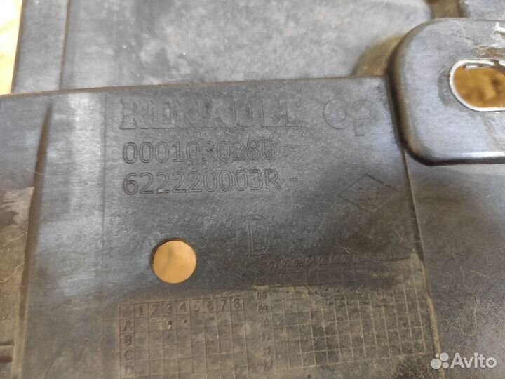 Кронштейн правой фары Renault Megane 3