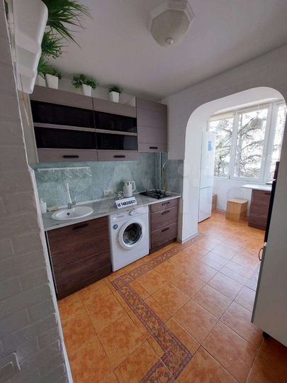 3-к. квартира, 90 м², 2/4 эт.