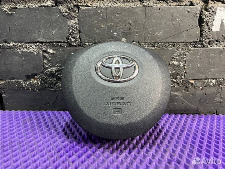 Подушка безопасности водителя Toyota Vitz