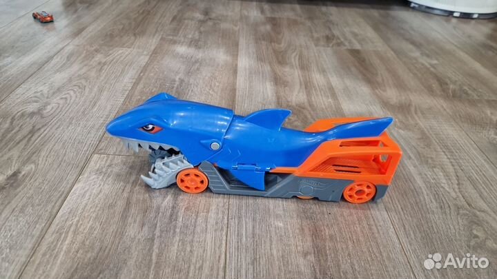 Hot wheels Грузовик Голодная Акула