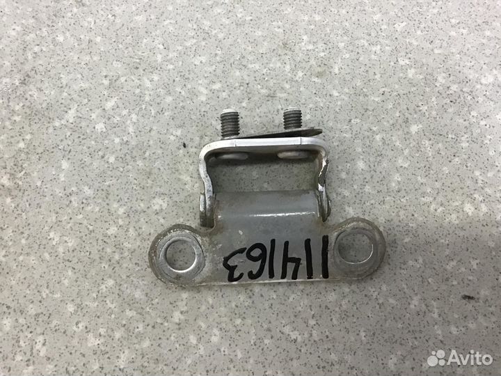 Петля двери багажника Toyota Land Cruiser (200) 20