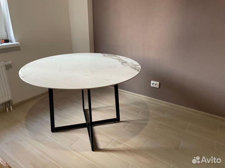Стол новый из керамогранита круглый