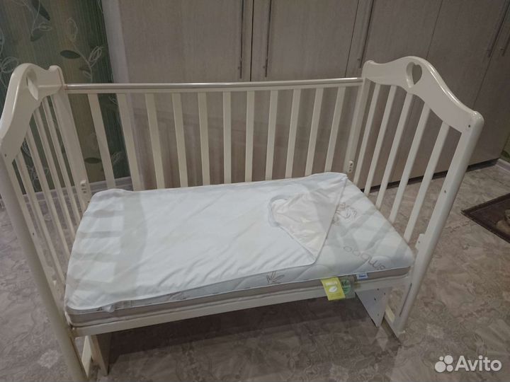 Детская кроватка с маятником и матрасом