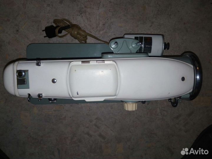 Швейная машина LADA