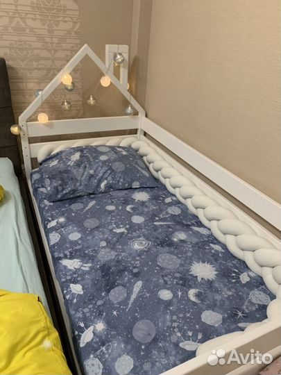 Кроватка из массива дерева с ложной крышей