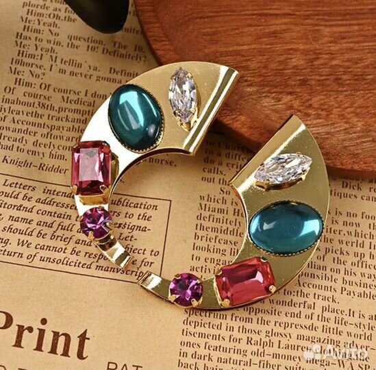 Серьги со стразами камнями