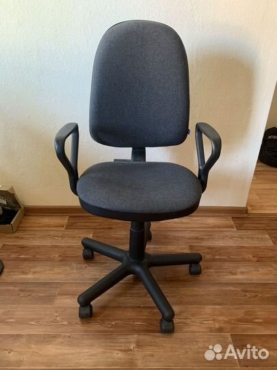 Офисное кресло nowy styl престиж черное