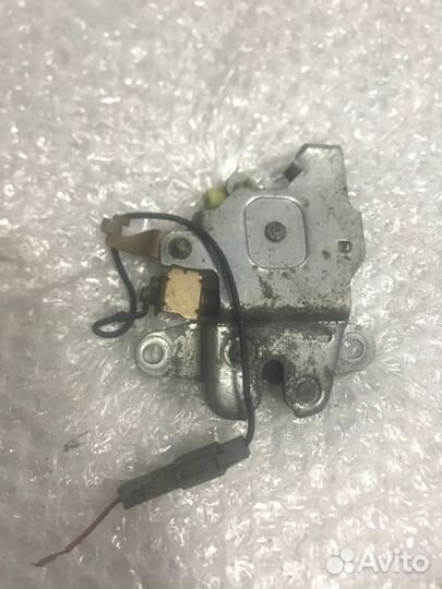 Замок багажника задний Toyota Mark 2 GX90 1GFE