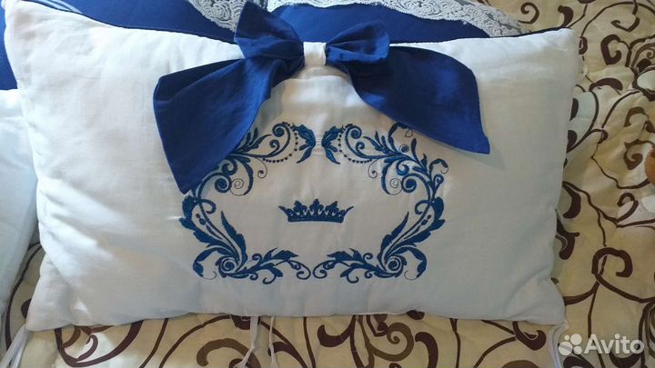 Комплект в кроватку.состояние нового