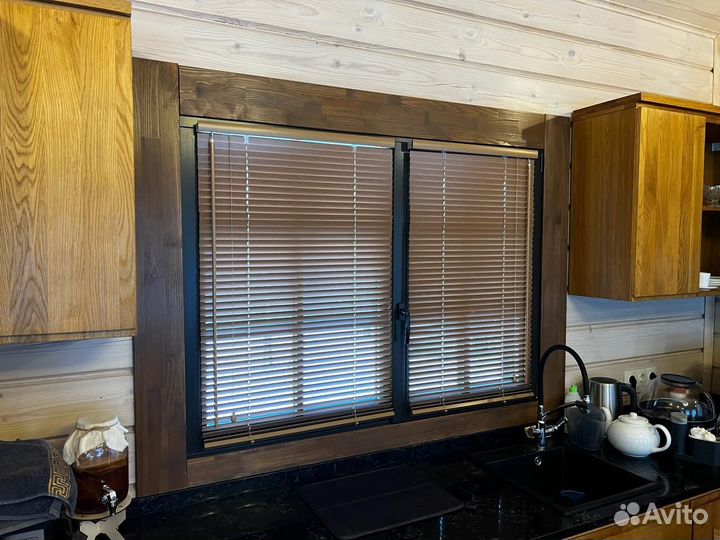 Горизонтальные деревянные жалюзи в дом