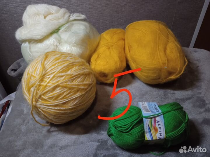 Пряжа и остатки пряжи. Нить для вязания