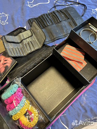 Палитра теней и кейс для визажиста