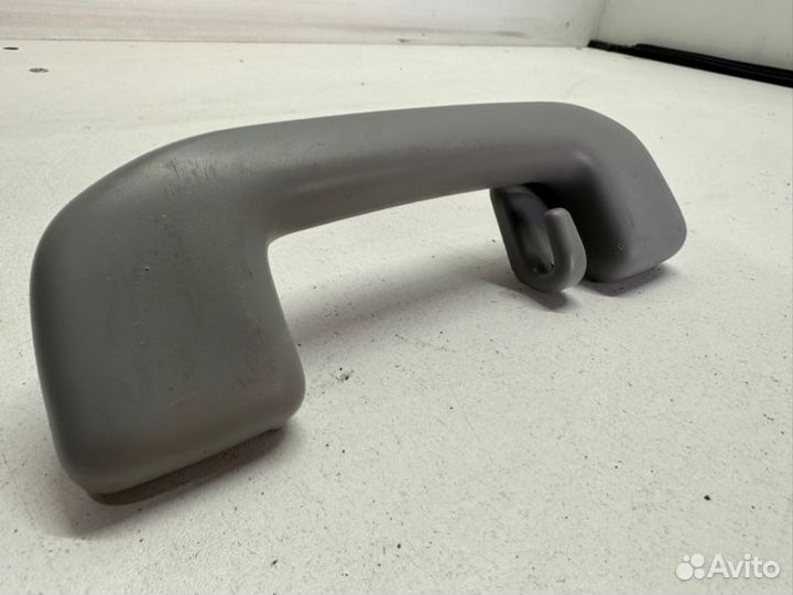 Ручка внутренняя потолочная задняя Toyota Camry